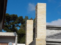 Chamine revestido com pedra caxambu